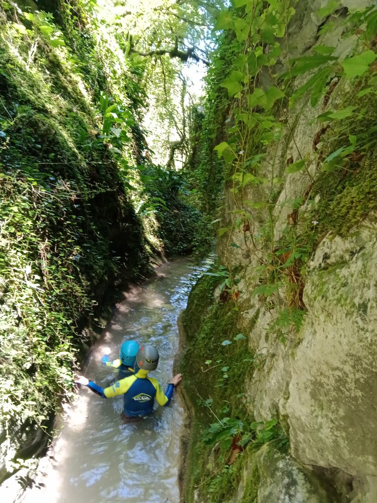 Aventure d'aquarando dans un canyon intermédiaire du Vercors avec Karibou Canyon à Grenoble.